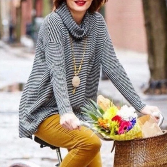 CAbi Sweater Womens Small Black White Fergie Split Front/Back 100% Cotton - Picture 2 of 9